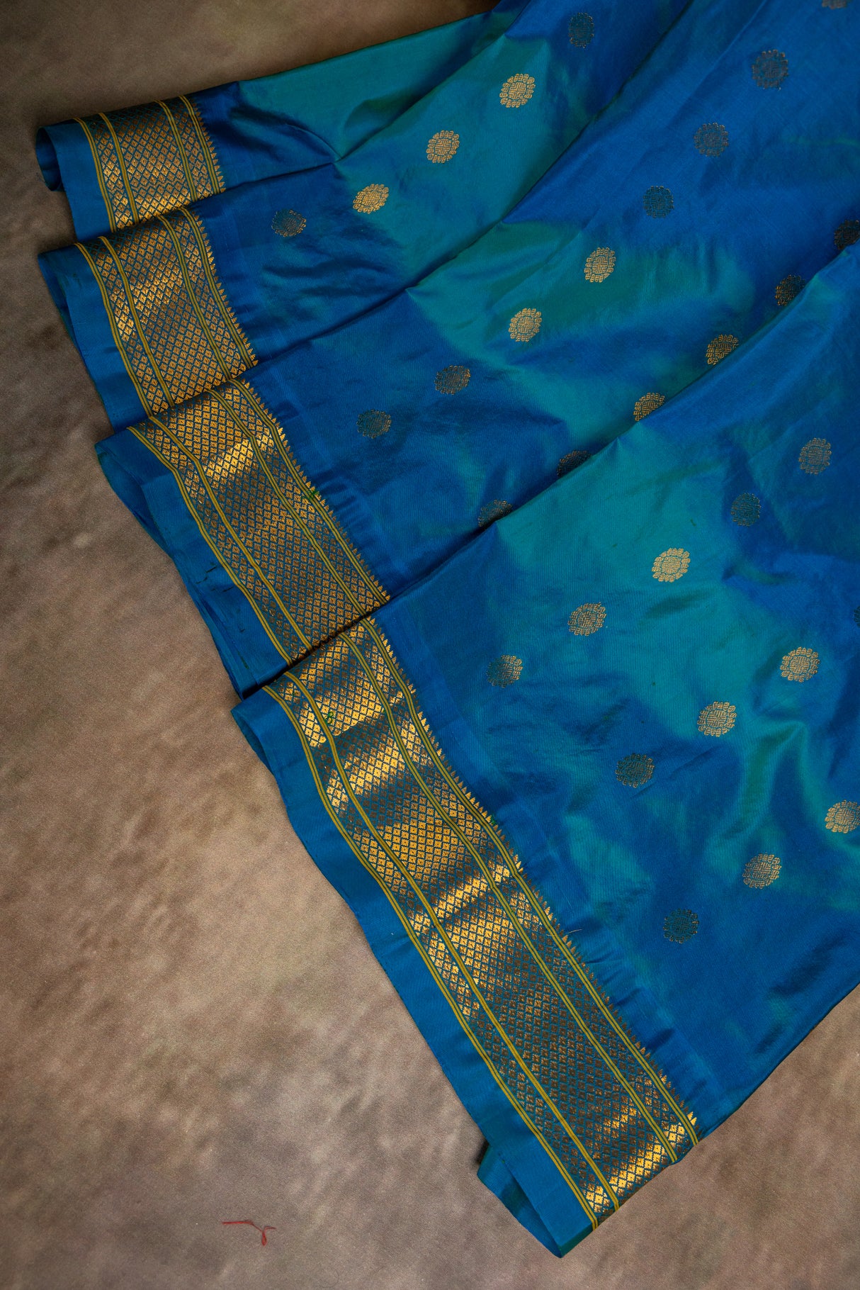 Maharani Paithani Handloom Single Color Pure Silk saree