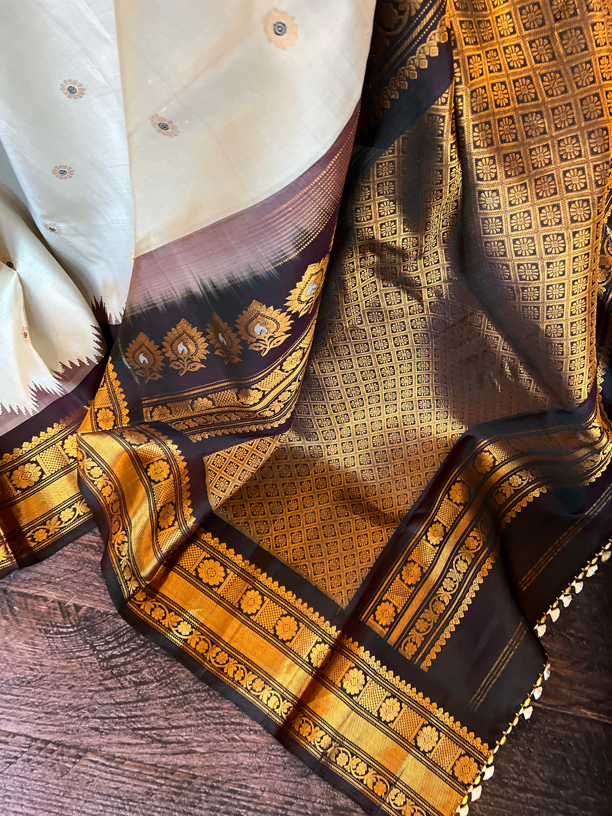 Off white dark chocolate combo Gadwal Pure silk