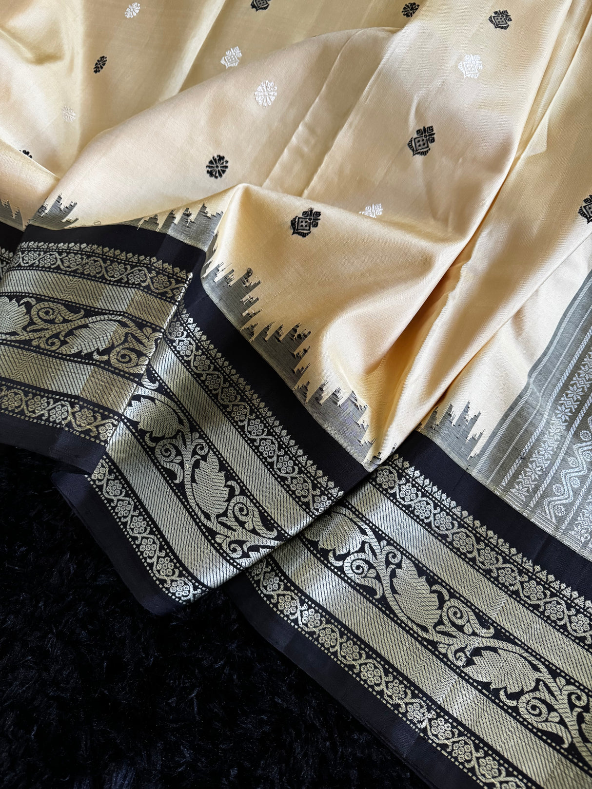 Cream/Black Zero Zari Gadwal Handloom Pure Silk
