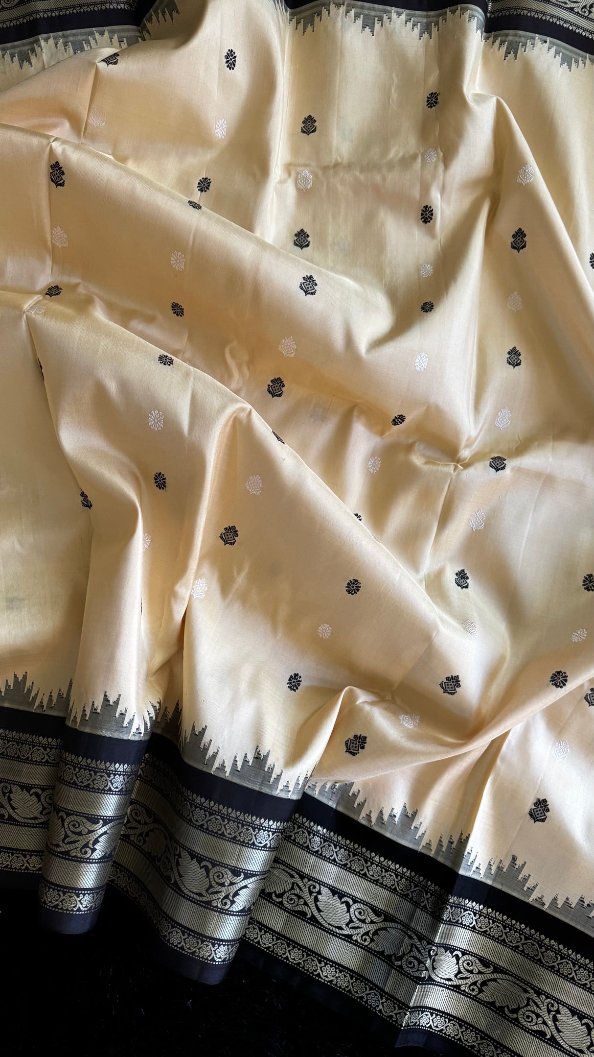 Cream/Black Zero Zari Gadwal Handloom Pure Silk