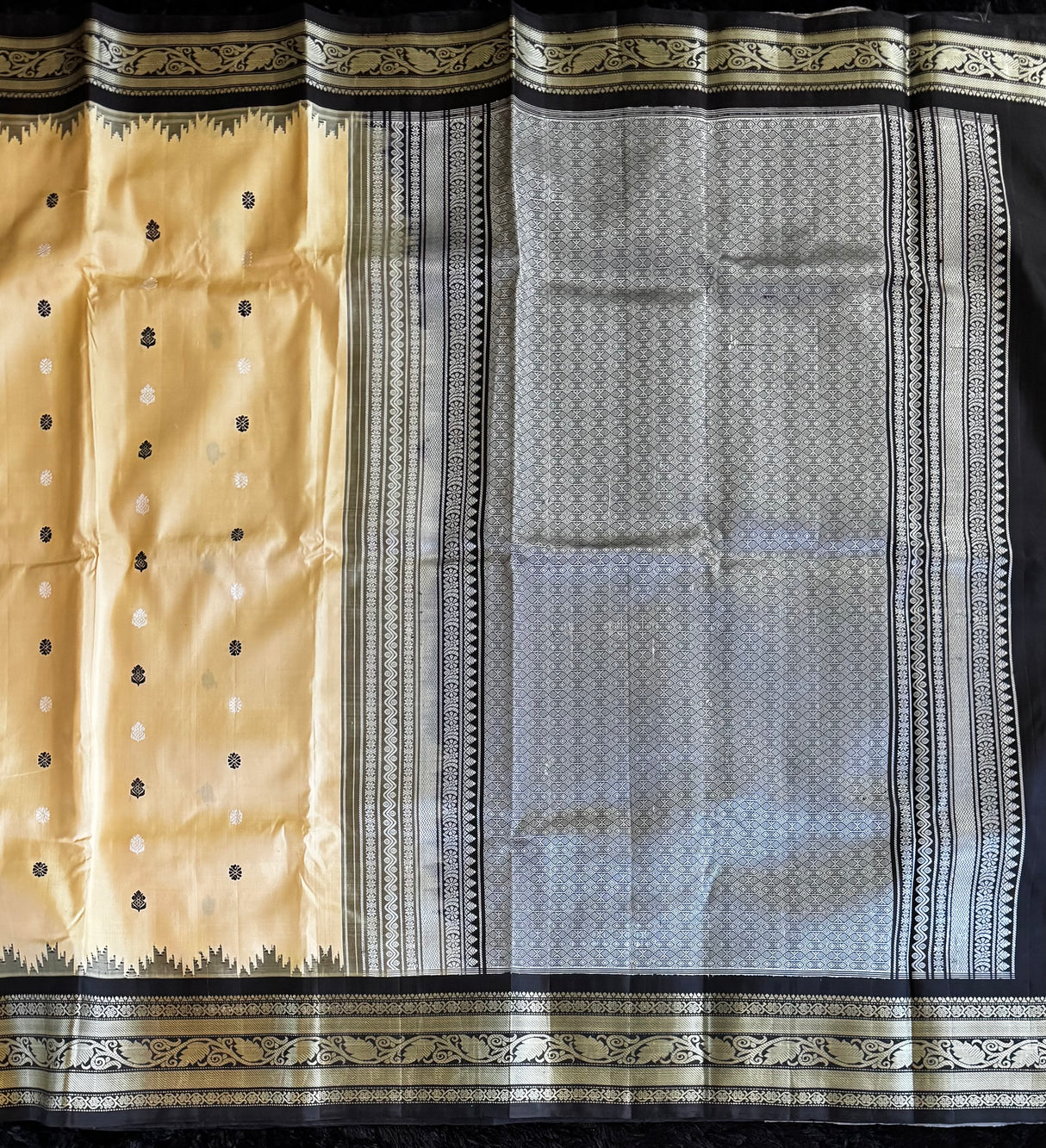 Cream/Black Zero Zari Gadwal Handloom Pure Silk