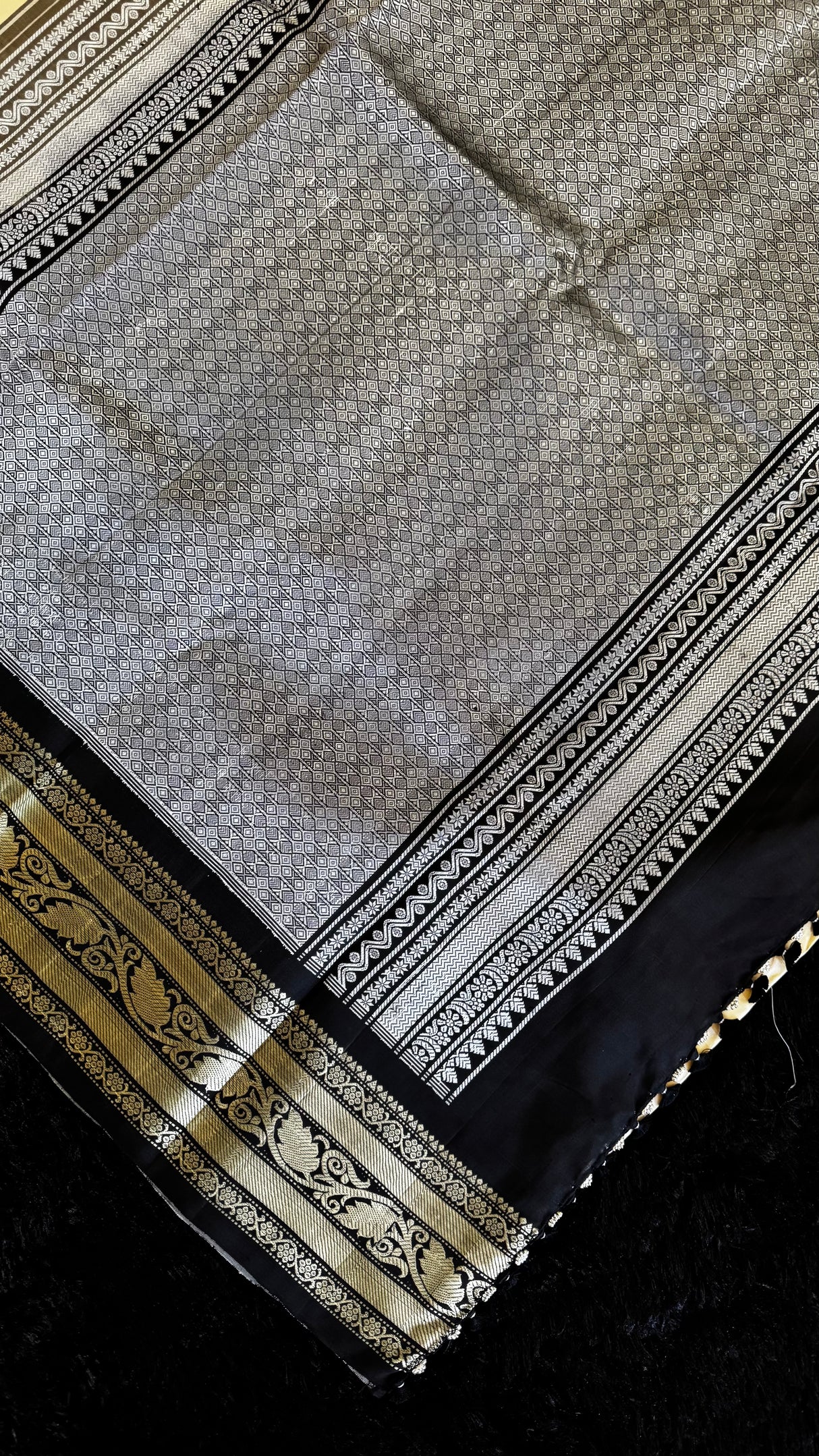 Cream/Black Zero Zari Gadwal Handloom Pure Silk