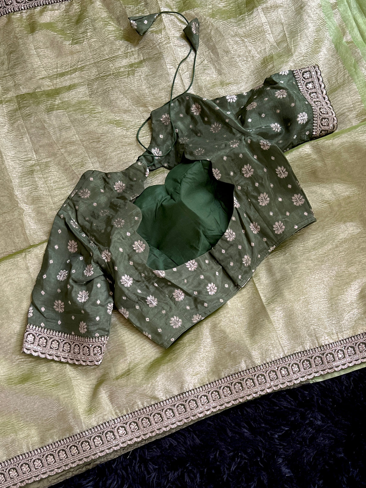 Crushed Tissue saree with pre-Stitched Blouse